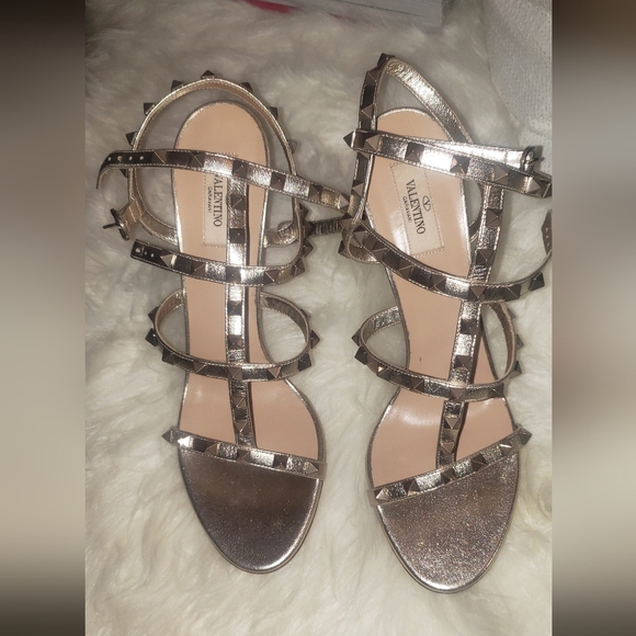 Valentino Garavani Rockstud Metallic Calfskin Leather Ankle Strap Sandal - Picture 4 of 10